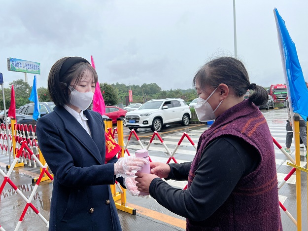 3.下八庙+管理员蒋梅（做好过往驾乘的服务员） (2).JPG