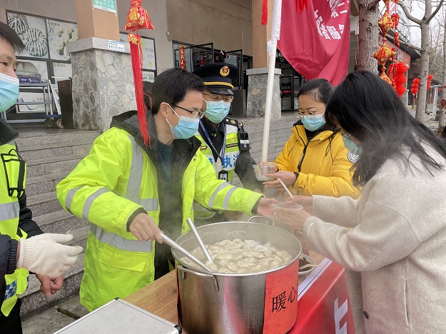 盐亭服务区+开展“情暖初一”送水饺赠春联祝平安活动 (2).JPG