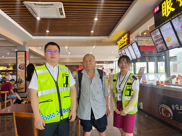 三台停车区+乘客被大客车司机遗落在停车区 现场管理员助其重返客车2.jpg