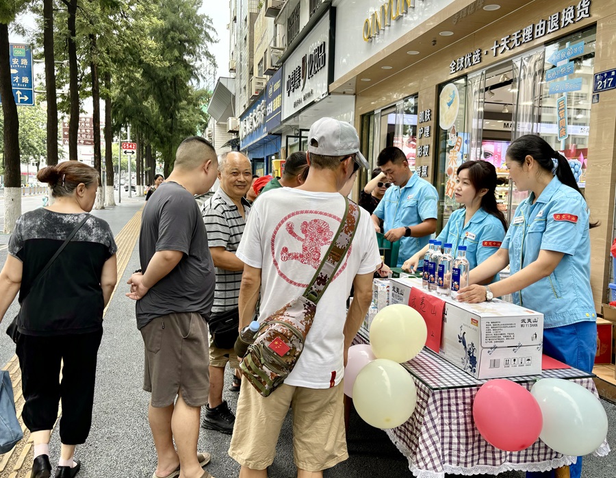 蜀交中油公司川北片区党员小分队瞄准商机 助“燃”非油销售.jpg